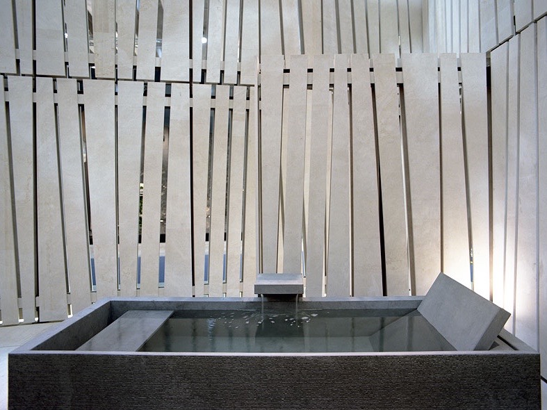 Minimalistische Badewanne aus Naturstein